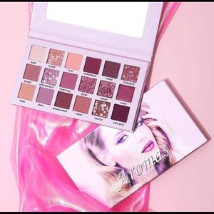 Stunning eyeshadow palette 👑❤️